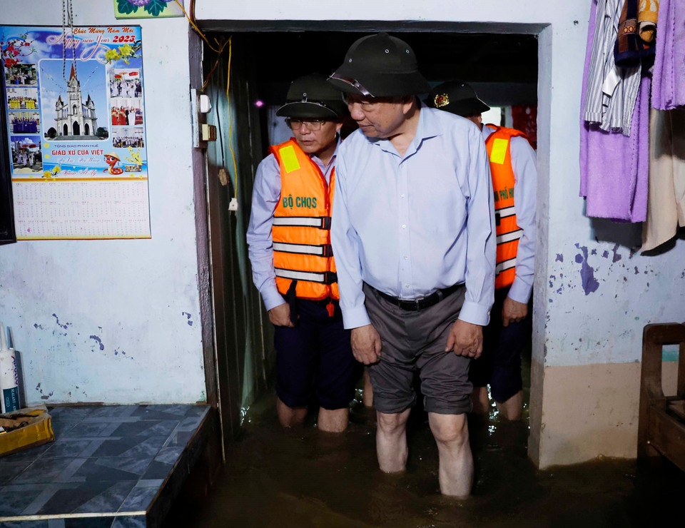 Party General Secretary To Lam visits areas cut off by floods in Khuong Pho Dong village, Quang Dien commune, Hue City. (Photo: VNA)