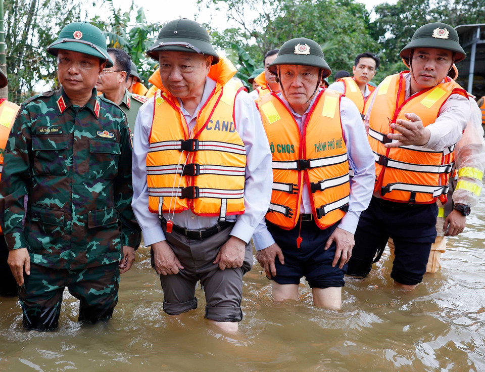 Party General Secretary To Lam visits the central city of Hue, where residents have been severely affected by recent flooding. (Photo: VNA)