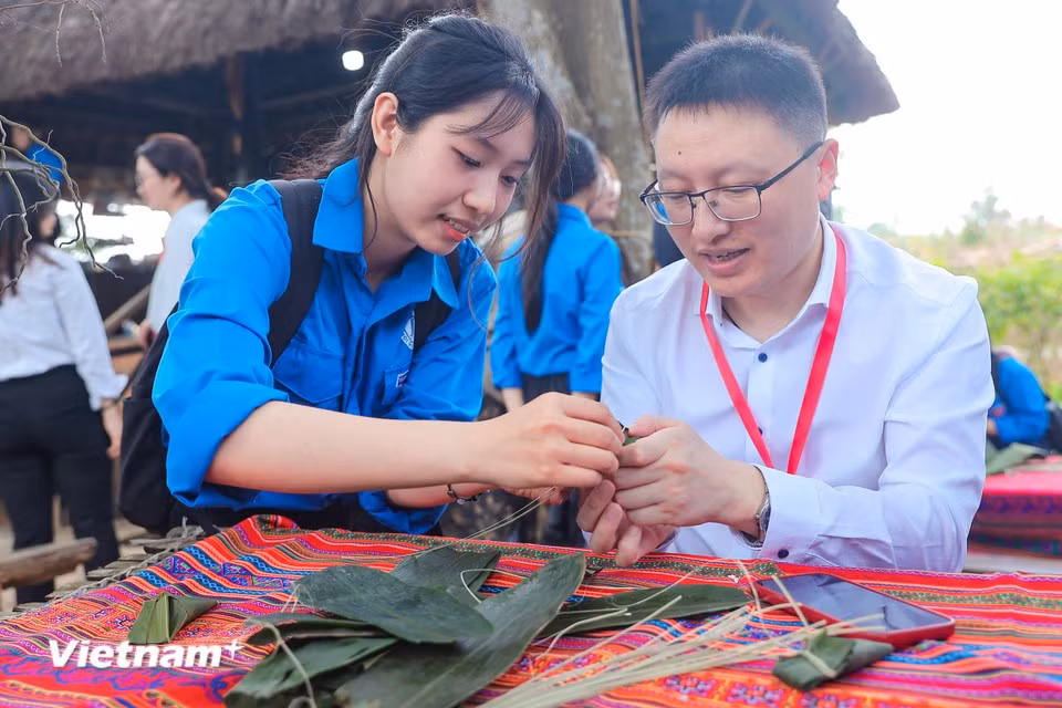 Sticky rice is an essential ingredient in the cuisine of many ethnic minorities. The Xo Dang people use it to make traditional cakes such as banh tet (round glutinous rice cake), banh chung (square glutinous rice cake) and other sticky-rice varieties. (Photo: VietnamPlus)