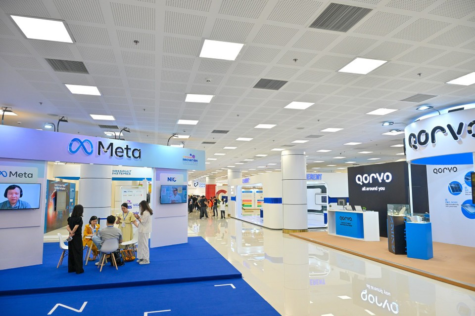 The exhibition gathers hundreds of technology enterprises, research institutes, and startups from Vietnam and other countries such as the US, Germany, France, and Japan. (Photo: VietnamPlus)