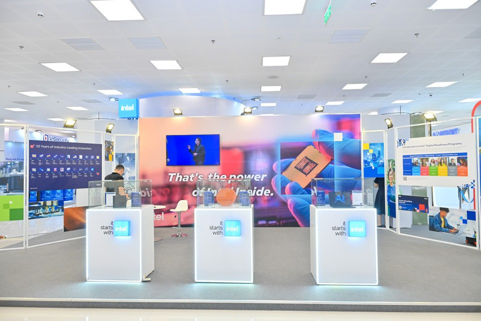 Intel introduces its latest generation of chips and AI-powered laptops at its booth at the VIIE 2025. (Photo: VietnamPlus)