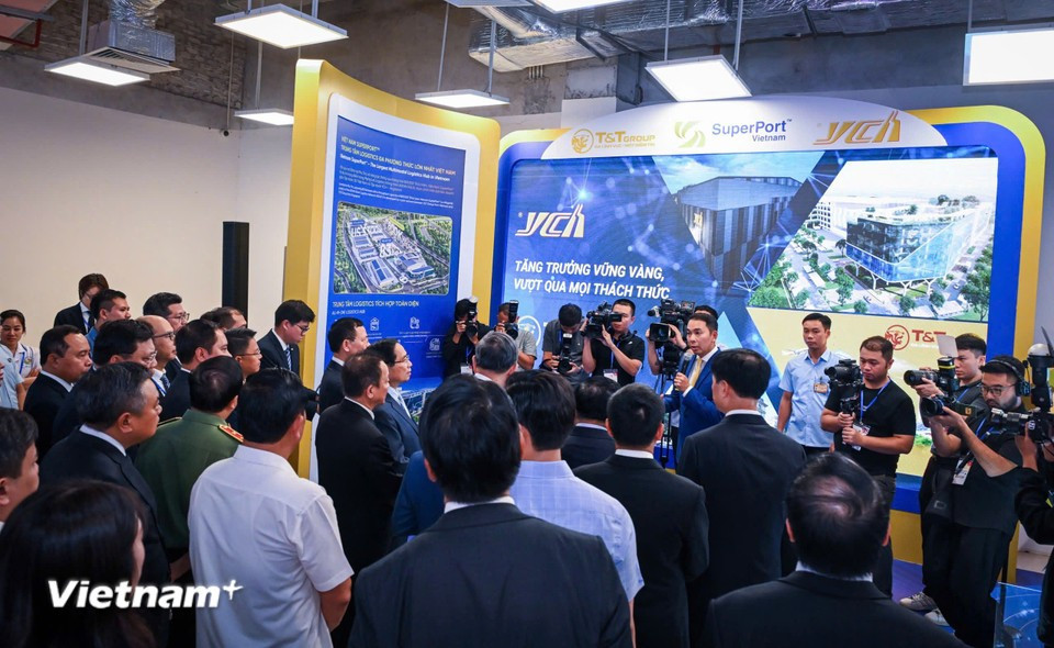 According to the organisers, the expo features all key components of Vietnam’s innovation ecosystem and is expected to attract around 40,000 visitors. It sees the participation of hundreds of leading technology companies and thousands of science, technology, and innovation products from enterprises, startups, research institutions, and universities. (Photo: VietnamPlus)