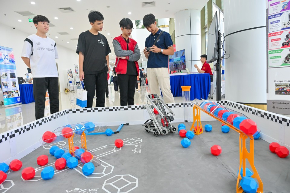 Programmes at the exhibition are expected to attract a large number of participants, including the launch of the 2026 National VEX Robotics Championship, the commendation of Vietnamese contestants in international STEM competitions, electric vehicle and STEM experience zones for students, and the Better Choice Awards honouring innovative products. (Photo: VietnamPlus)
