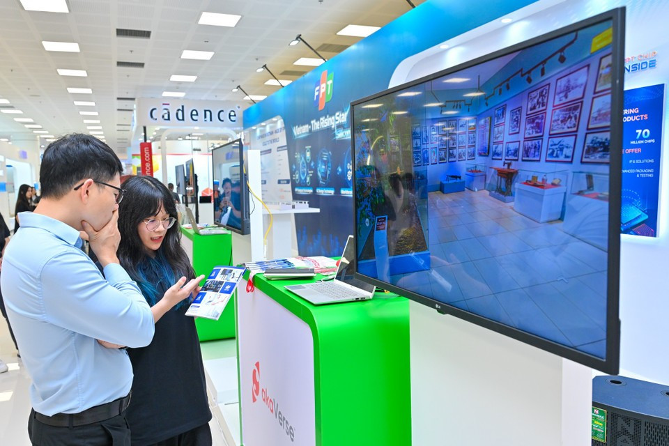 FPT displays a wide range of virtual reality and digital transformation products. (Photo: VietnamPlus)