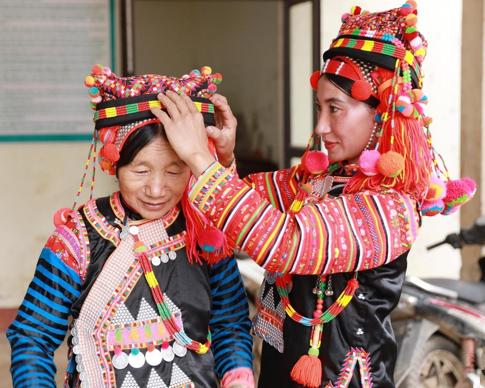 Ha Nhi ethnic women in Lai Chau’s border region prepare their outfits to welcome a new spring. (Photo: VNA)
