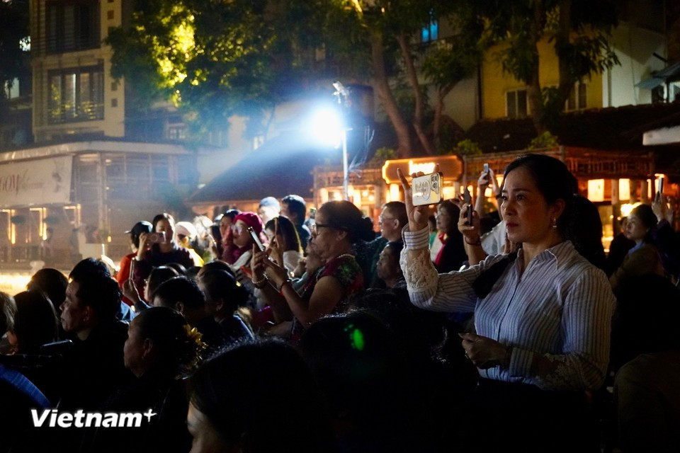 Luu Linh Tam, a resident of Hanoi, shared that she is always deeply moved by the music of the Central Highlands. She added that it carries something majestic, grand and emotional. The sound of the gongs reflects the free-spirited nature of the people living in those vast forests.” (Photo: VietnamPlus)