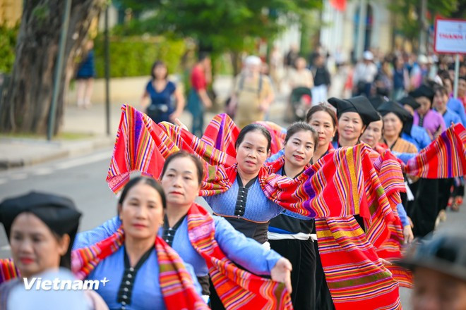 It further helps introduce the tourism, cultural and sports potential of Muong ethnic minority-inhabited localities to domestic and international partners, supporting cultural promotion amid national renewal, integration and development (Photo: VietnamPlus)