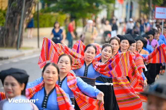 It further helps introduce the tourism, cultural and sports potential of Muong ethnic minority-inhabited localities to domestic and international partners, supporting cultural promotion amid national renewal, integration and development (Photo: VietnamPlus)
