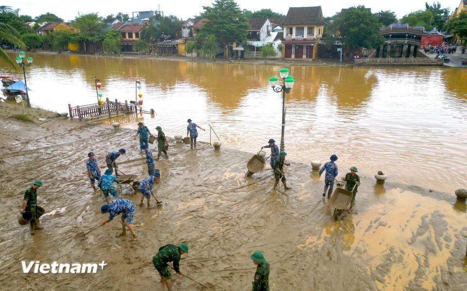 According to the city’s Military Command, the unit has so far carried out two rounds of clean-up, mobilising more than 1,000 officers and soldiers along with various vehicles and equipment. (Photo: VietnamPlus)