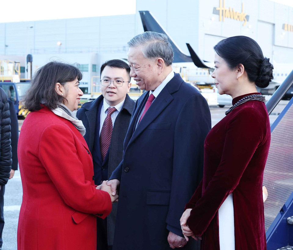Party General Secretary To Lam and his spouse Ngo Phuong Ly are welcomed at the London Stansted Airport (Photo: VNA)