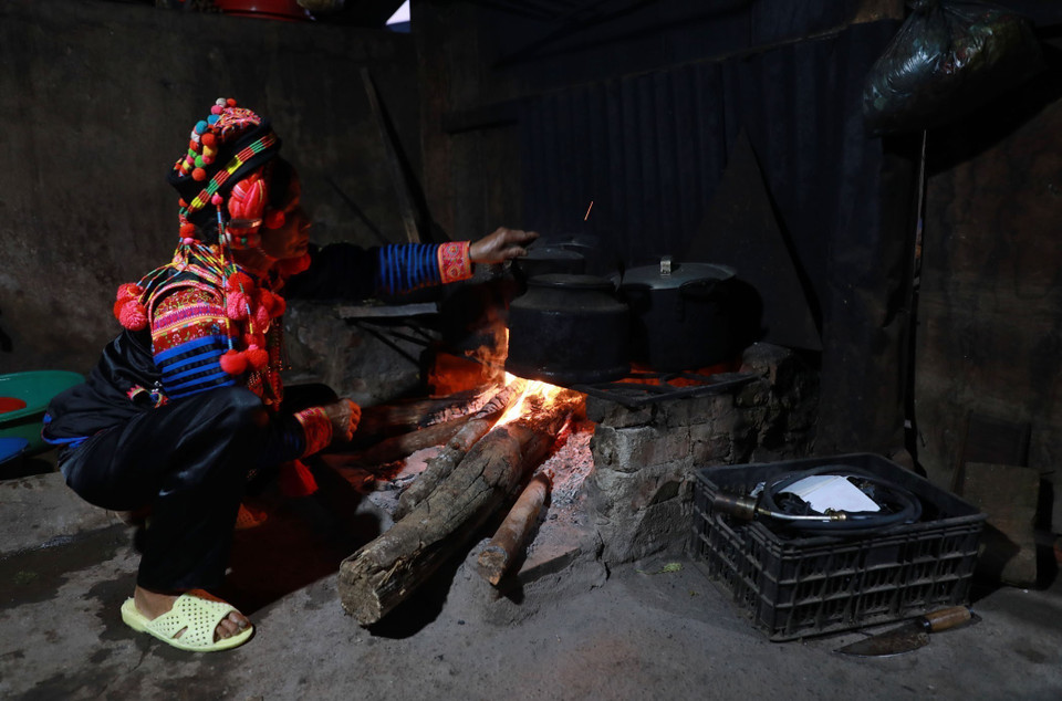 The first thing the locals do after waking up is light a fire, boil water, and prepare for the pig-slaughtering ritual. (Photo: VNA)