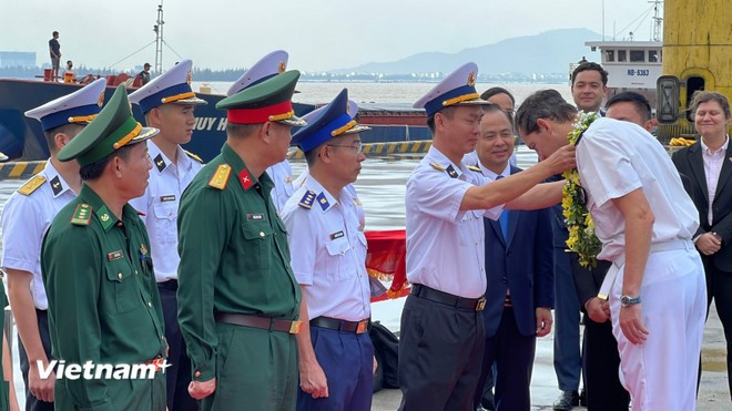 Representatives of Navy Region 3 Command presents flowers to welcome the Prairial’s Commander on the ship’s arrival in Da Nang (Photo: VietnamPlus)