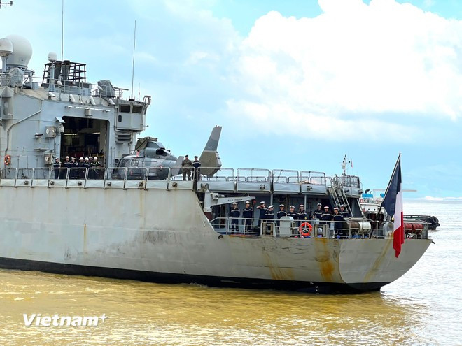 Crew members at the stern stand ready as the ship approaches Tien Sa Port (Photo: VietnamPlus)