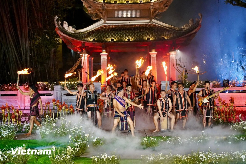 The opening performance evokes the distinct festive atmosphere of the Central Highlands mountains and forests. (Photo: VietnamPlus)