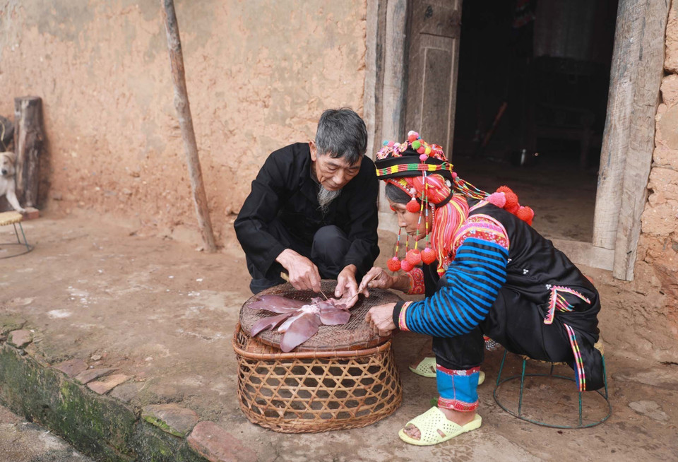 The custom of liver seeing at the beginning of the year has been passed down through generations and is considered the most important ritual in every Ha Nhi ethnic household during the first day of the new year. (Photo: VNA)