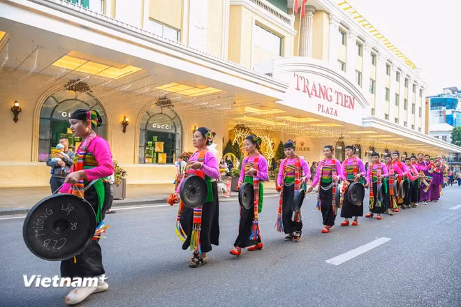 The procession moves around Hoan Kiem Lake along Hai Ba Trung – Trang Tien – Dinh Tien Hoang – Hang Dau streets (Photo: VietnamPlus)