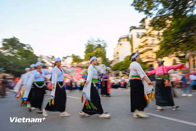 The event reaffirms culture as an effective channel for external relations, enhancing international cooperation in culture and tourism, expanding cultural exchanges and enriching Vietnam’s cultural identity (Photo: VietnamPlus)