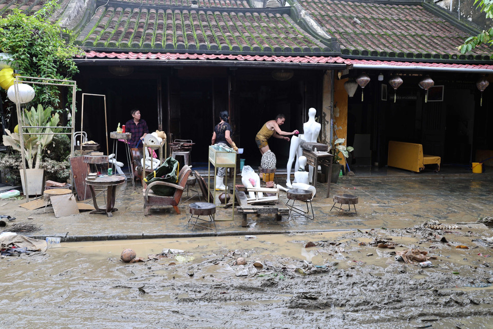 Foreign visitors in Hoi An also join local residents in clean-up efforts. (Photo: VNA)
