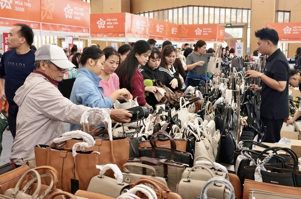 The first Vietnam Golden Autumn Fair 2025 in Hanoi has drawn record crowds and strong purchasing activity, bringing substantial revenue to participating businesses.