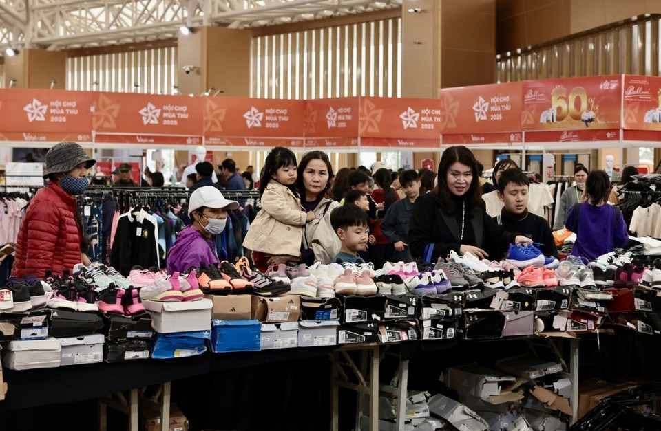 Visitors at the Vietnam Golden Autumn Fair 2025 (Photo: VNA)