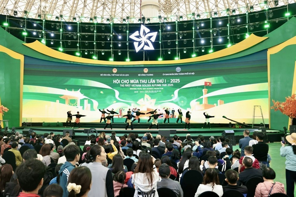 Art performance at the event attracts visitors (Photo: VNA)