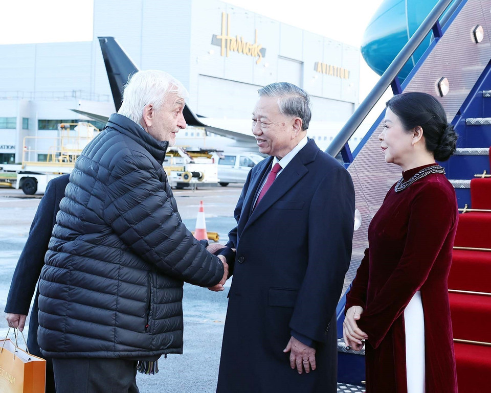 Party General Secretary To Lam and his spouse Ngo Phuong Ly are welcomed at the London Stansted Airport (Photo: VNA)