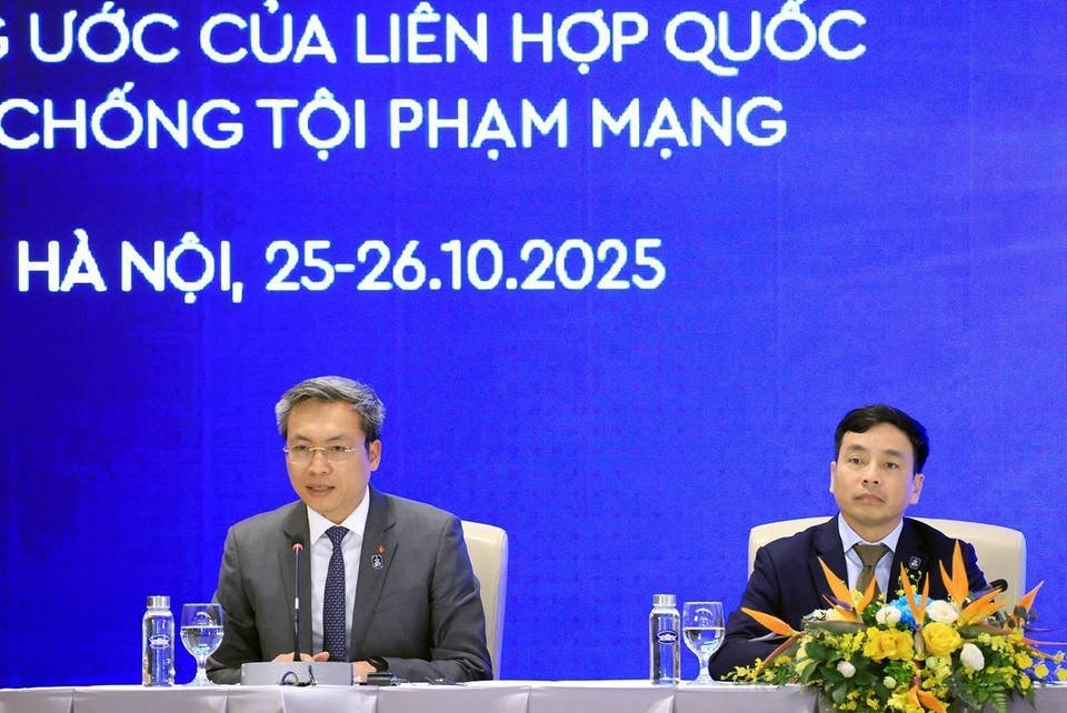 Major General Nguyen Quoc Toan (left), Chief of the Office of the Ministry of Public Security, answers reporters' questions. (Photo: VNA)