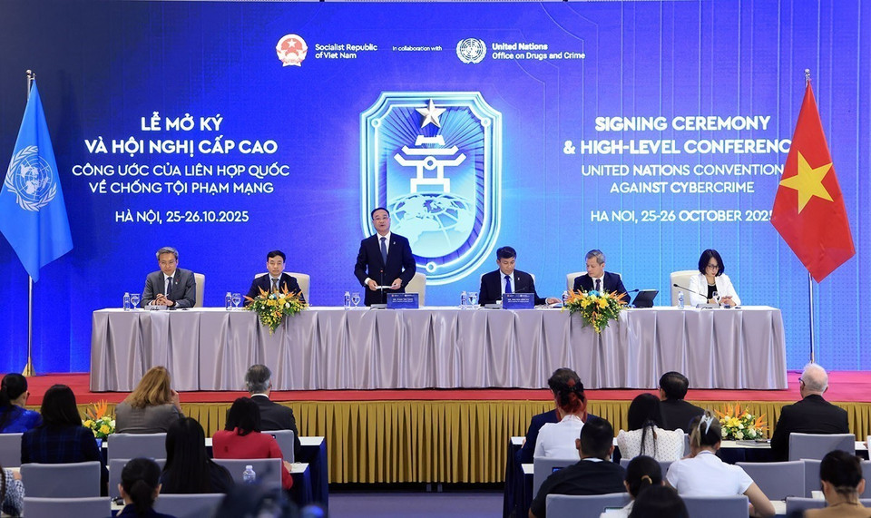 At the international press conference announcing the significant results of the signing ceremony of the Hanoi Convention. (Photo: VNA)