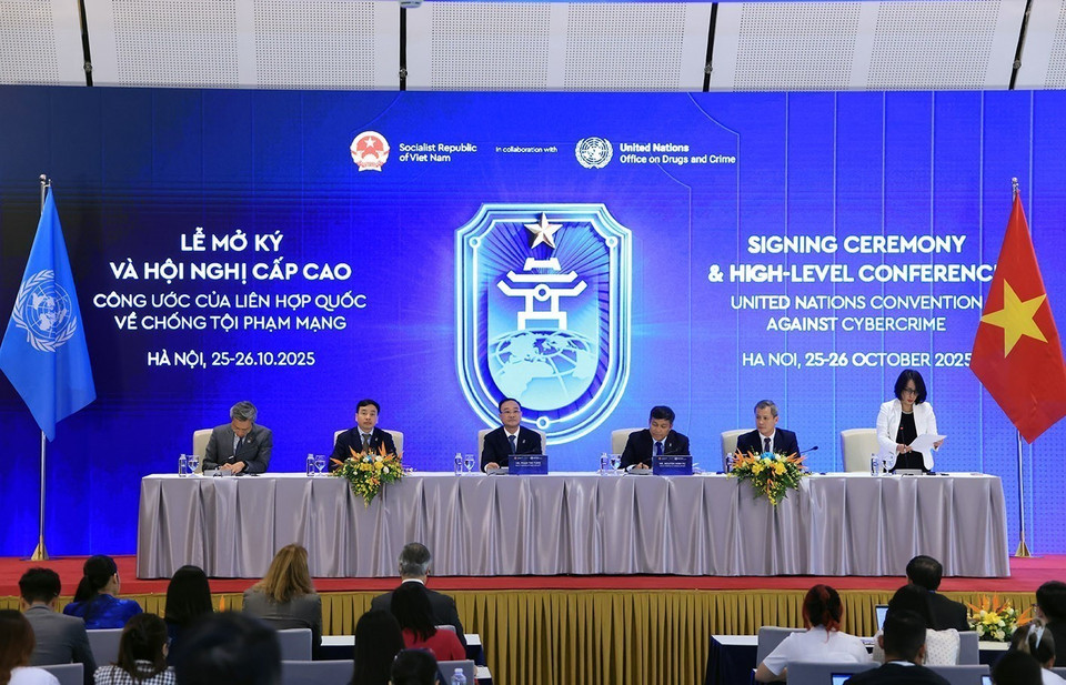 At the international press conference announcing the significant results of the signing ceremony of the Hanoi Convention. (Photo: VNA)