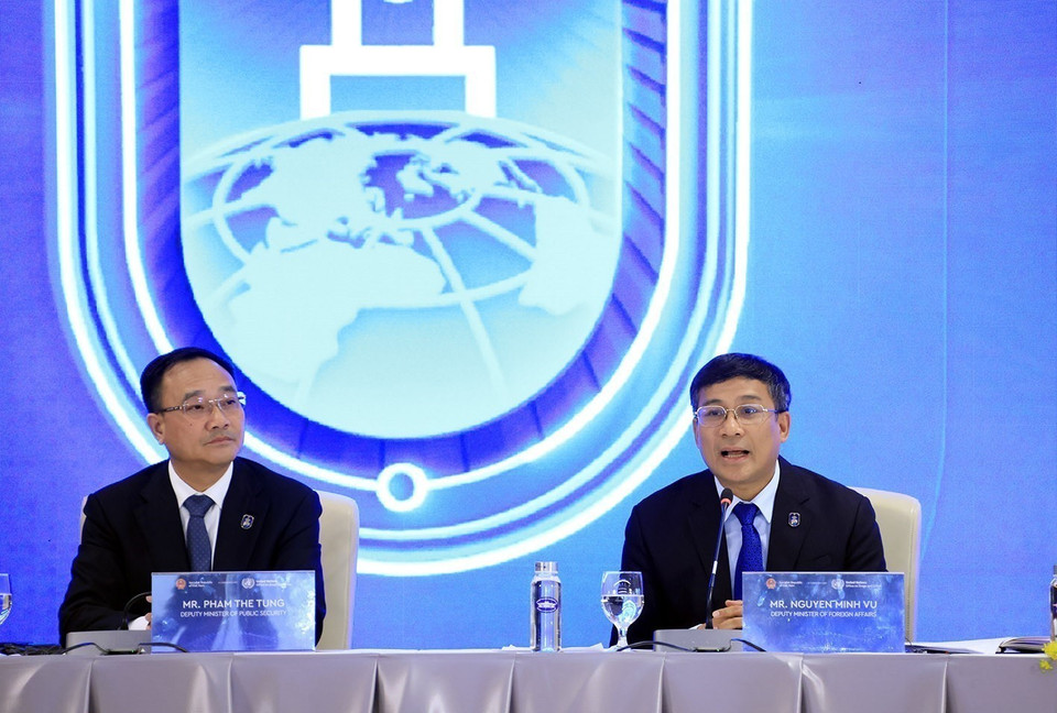 Deputy Minister of Foreign Affairs Nguyen Minh Vu (right) speaks to the press. (Photo: VNA)