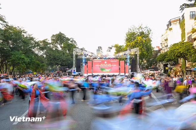 The programme also features various cultural, sports and tourism activities such as mass art performances, traditional costume shows, gong performances, Muong weaving demonstrations, cultural ritual presentations, folk belief showcases and a scientific workshops (Photo: VietnamPlus)