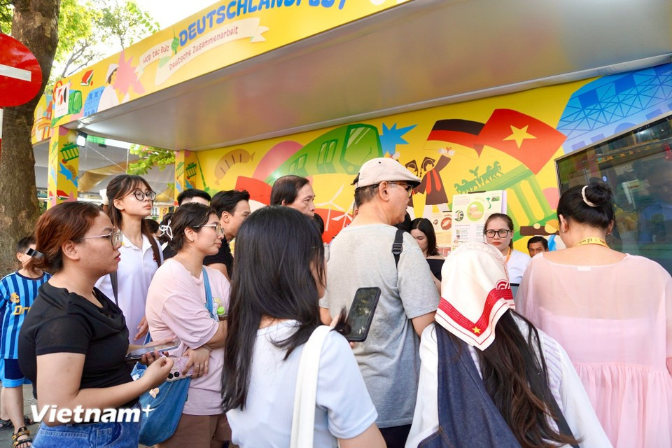 The festival highlights five decades of bilateral cooperation (1975–2025), with development collaboration as a key focus. Many German businesses and organisations take part, promoting German culture and showcasing the country’s achievements. (Photo: VietnamPlus)