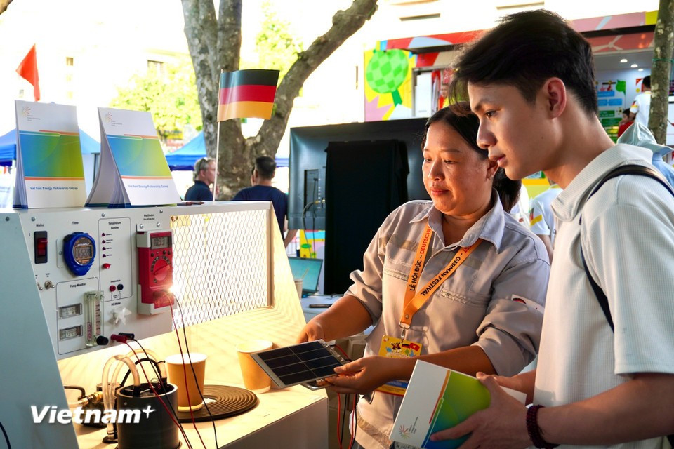 The enthusiasm of young visitors exploring study opportunities in Germany reflects the appeal of its high-quality education and the growing connection between the two nations’ younger generations. (Photo: VietnamPlus)