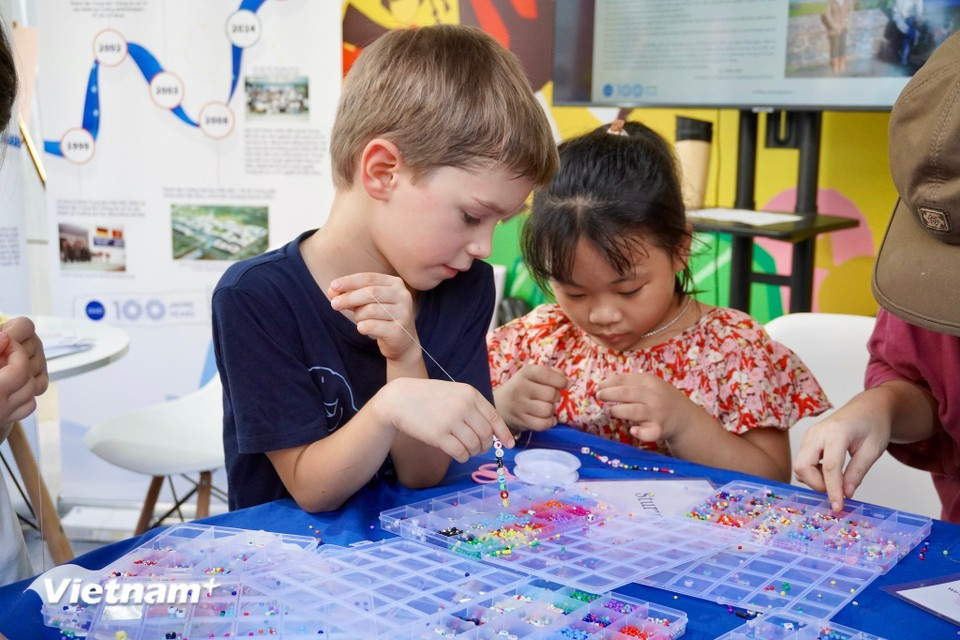 At the exhibition booths, the Vietnam–Germany partnership is vividly illustrated through engaging multimedia experiences. (Photo: VietnamPlus)