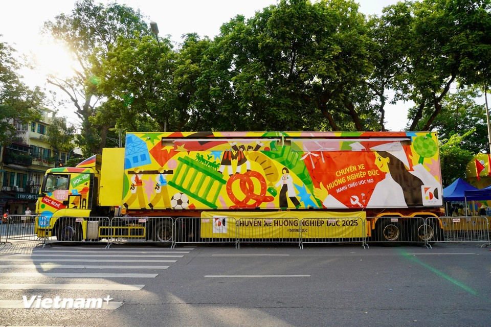 “Deutschlandfest” (German Festival) was held around Hoan Kiem Lake in Hanoi from October 17–19 to mark the 50th anniversary of Vietnam–Germany diplomatic relations. (Photo: VietnamPlus)