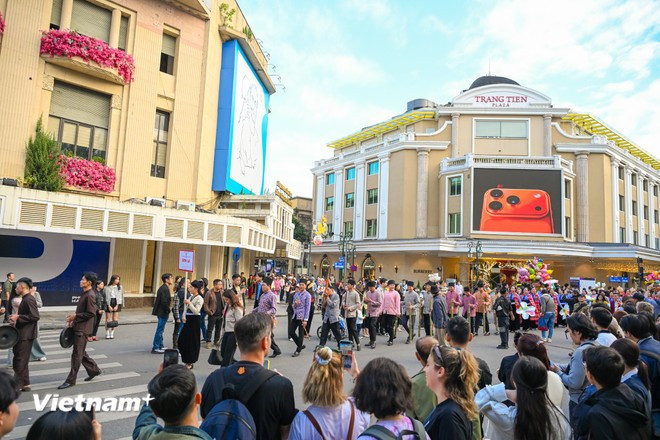 Thousands of Hanoians stop along the streets to watch the impressive cultural performances (Photo: VietnamPlus)