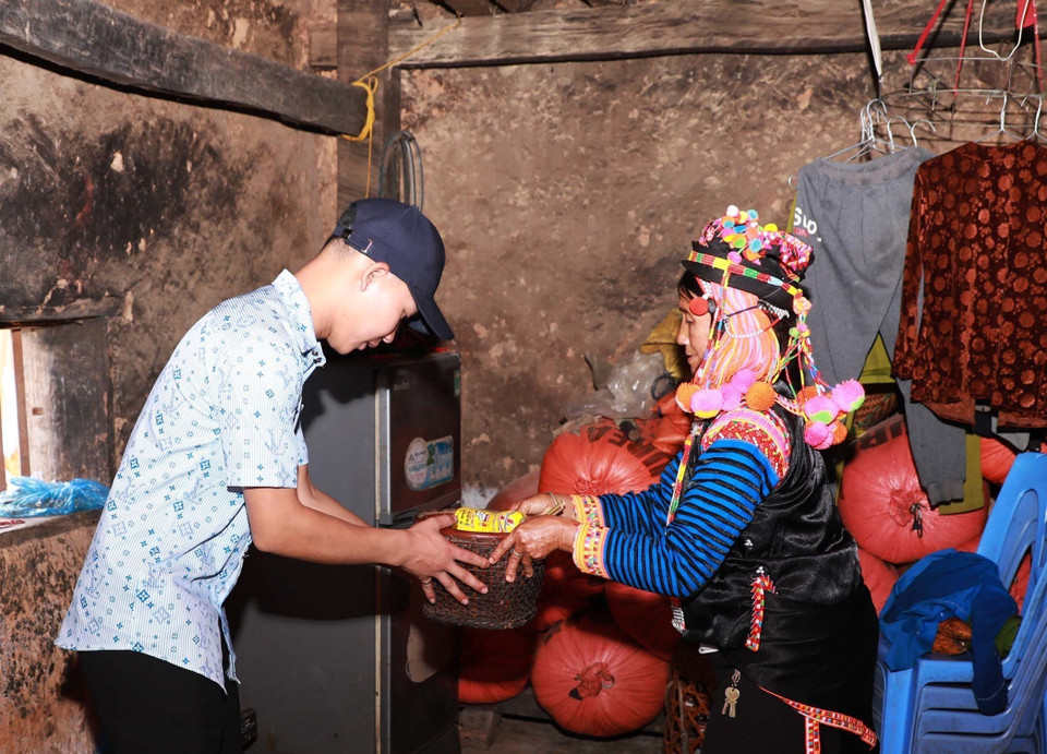 When children or grandchildren offer or receive offerings, they must bow their heads respectfully to show gratitude to their parents and ancestors. (Photo: VNA)