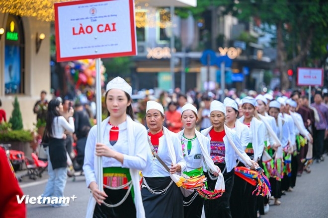 According to the organising board, the parade lasts around one hour with the participation of 250 Muong ethnic performers from Hanoi, and Thanh Hoa, Phu Tho, Son La and Lao Cai provinces (Photo: VietnamPlus)