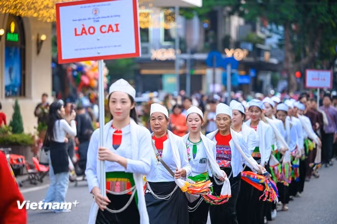 According to the organising board, the parade lasts around one hour with the participation of 250 Muong ethnic performers from Hanoi, and Thanh Hoa, Phu Tho, Son La and Lao Cai provinces (Photo: VietnamPlus)