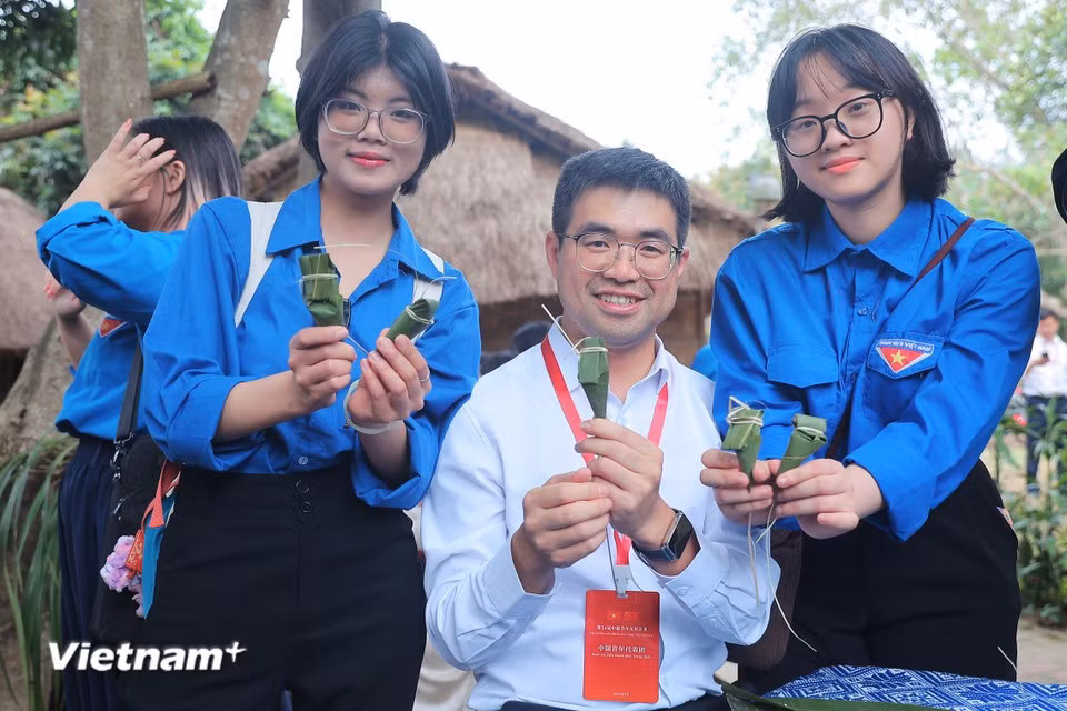 Chinese tourists are excited to make traditional products of Vietnamese ethnic minority groups with their own hands. (Photo: VietnamPlus)