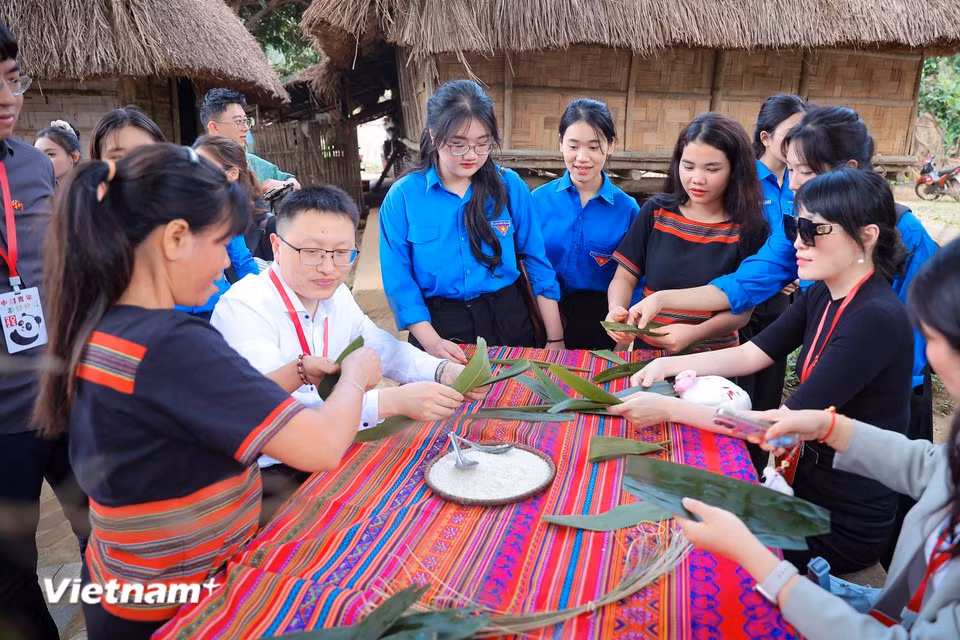 Visitors can also experience making various types of sticky-rice cakes. (Photo: VietnamPlus)