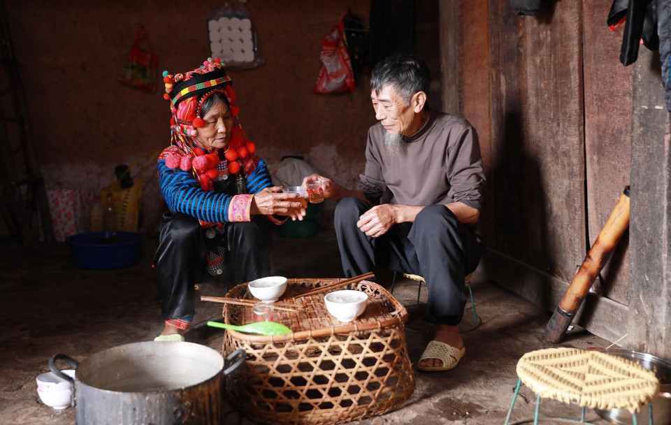 The first day of the year is also a time for husbands and wives to sit together and exchange wishes for health and peace. (Photo: VNA)