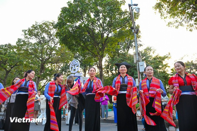 A large number of foreign tourists join the celebrations and enjoy the vibrant dances (Photo: VietnamPlus)