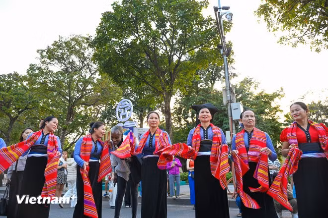 A large number of foreign tourists join the celebrations and enjoy the vibrant dances (Photo: VietnamPlus)