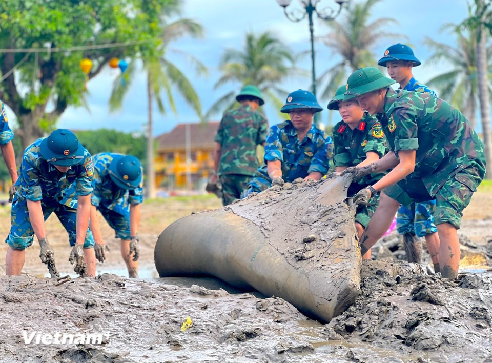 Due to prolonged flooding, tonnes of mud mixed with accumulated rubbish are left behind after the water recedes, posing major challenges for the clean-up effort. (Photo: VietnamPlus)