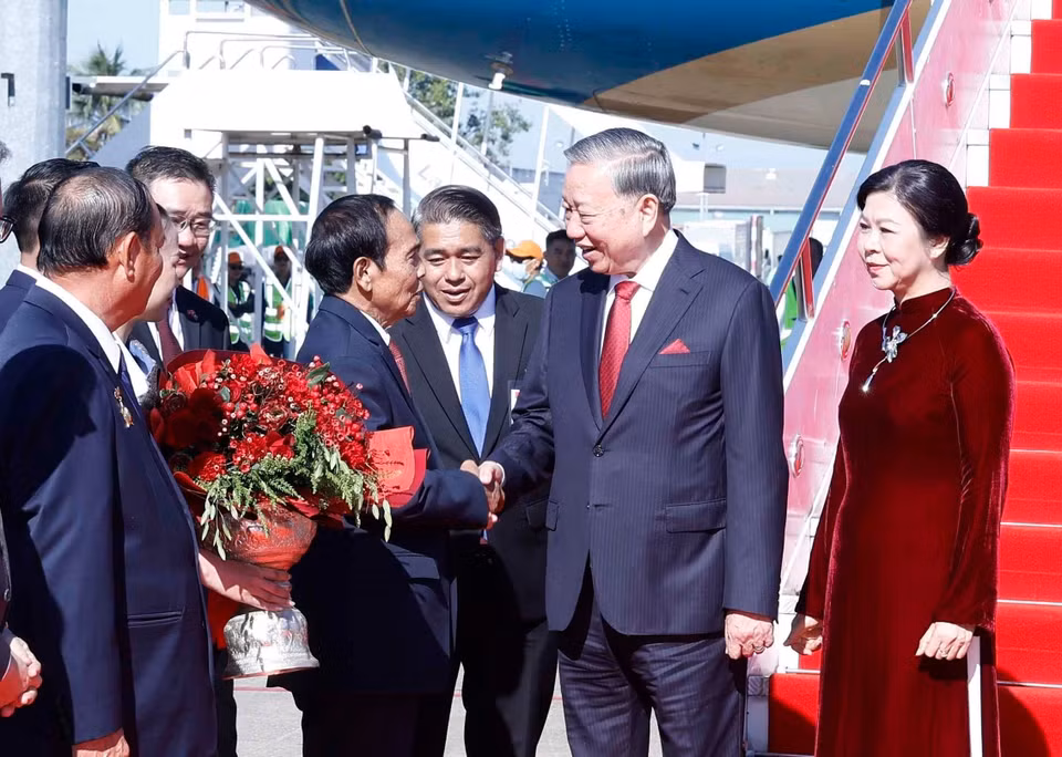 Party General Secretary To Lam and his spouse Ngo Phuong Ly, together with a high-ranking delegation of Vietnam arrive at Wattay International Airport in Vientiane on December 1 morning. (Photo: VNA)