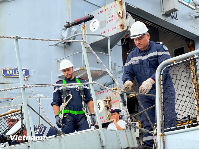 The gangway is installed to facilitate disembarkation (Photo: VietnamPlus)