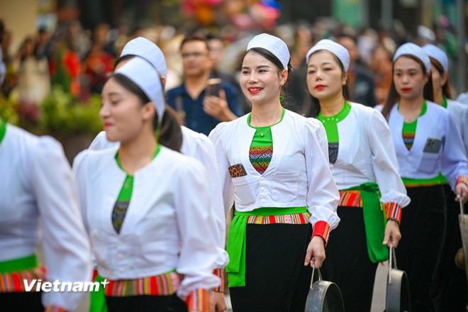 Under the theme “Preserving and promoting Muong cultural identity in the new era”, the Muong Ethnic Culture Day 2025 runs from November 21 to 23 at the Vietnam National Village for Ethnic Culture and Tourism. The parade at Hoan Kiem Lake forms part of the programme (Photo: VietnamPlus)