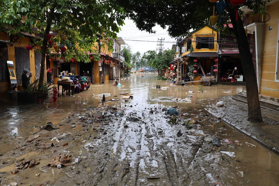 Mud and debris at the Nguyen Thai Hoc - Le Loi intersection in Hoi An ward. (Photo: VNA)