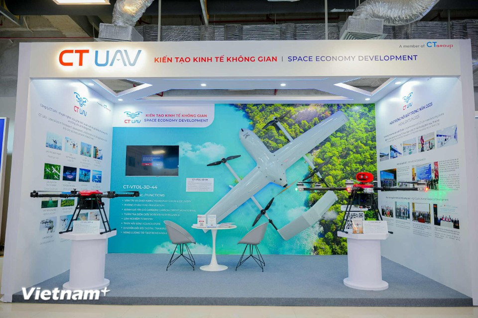 CT UAV presents its line of strategic unmanned aerial vehicles (UAVs) for diverse applications, including the CT-VTOL 3D-44 vertical take-off and landing model with a payload of 10kg and flight altitude of up to 3,000m; the Hexarotor Firefighting UAV designed to assist emergency response; and the CT-Spectral 12kg UAV for smart agriculture. (Photo: VietnamPlus)